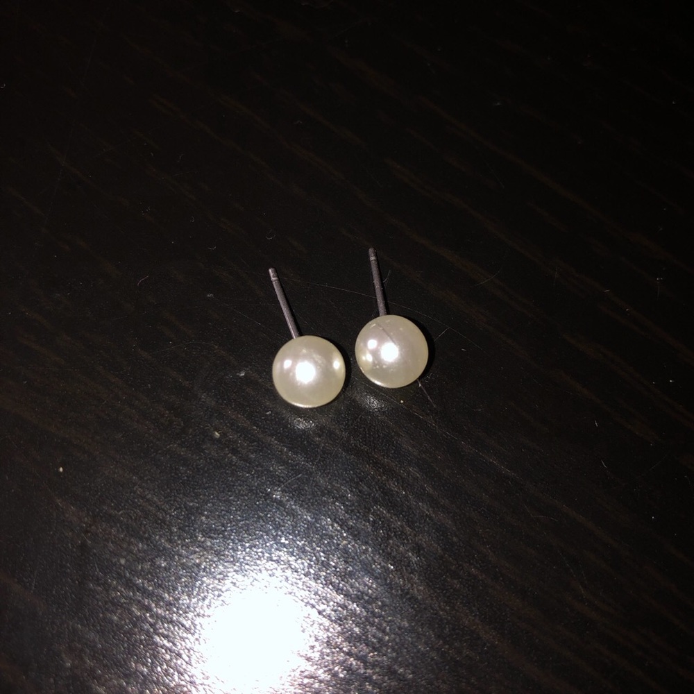 Pearl bead stud earrings